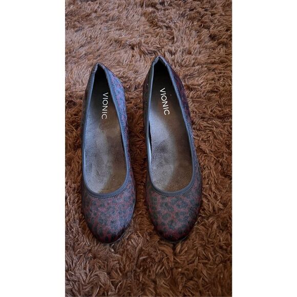 VIONIC BY ORTHAHEEL CARRER MABREY WINE LEOPARD PRINT SIZE 9.5 - Picture 2 of 10